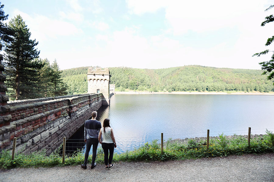 A beautiful engagement photoshoot in Sheffield's Peak District Derbyshire by Ladybower reservoir