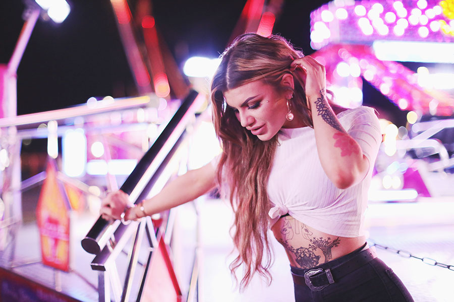 Fun fair photoshoot | Sheffield train station fun fair | Pretty female alternative model with tattoos in Sheffield Charley | Sasha Lee Photography