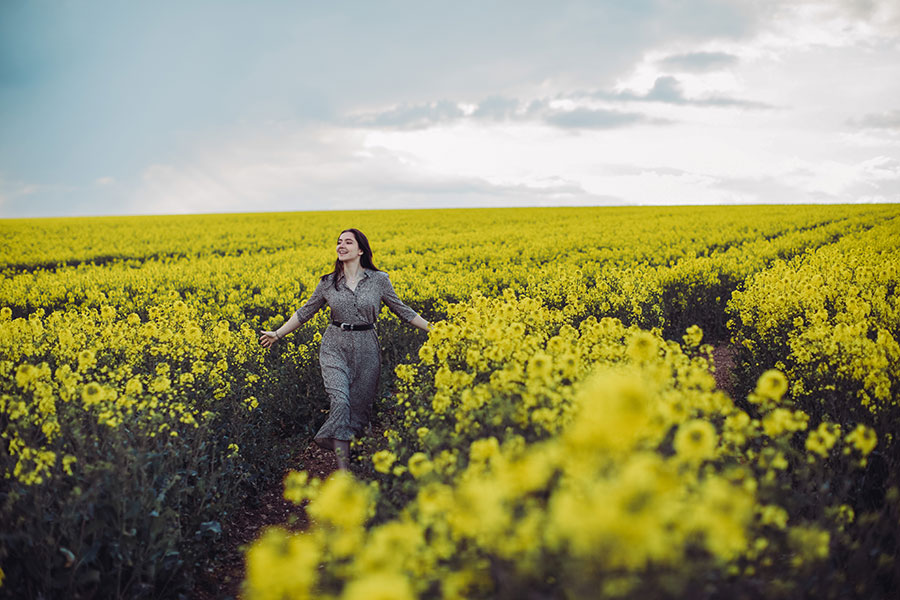 Photographing the Seasons | Huggate | Rapeseed field UK Yorkshire | Beautiful rapeseed field portrait photography photoshoot